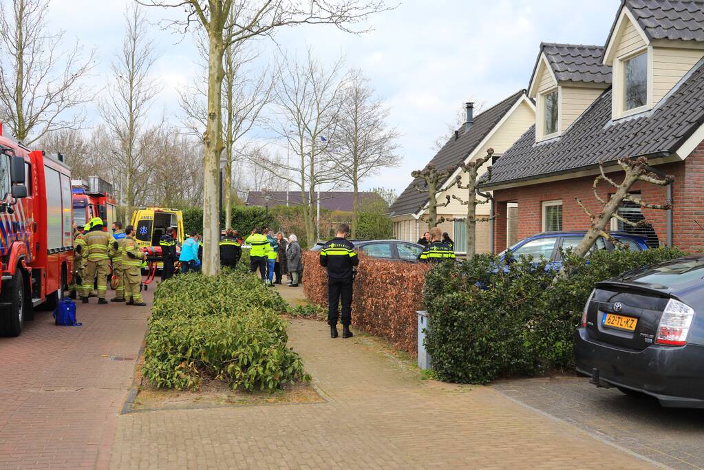 Forse schade nadat auto tegen woning rijdt