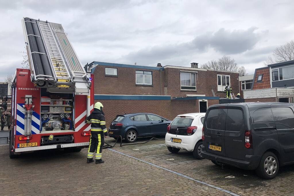 Brand op dak van woning