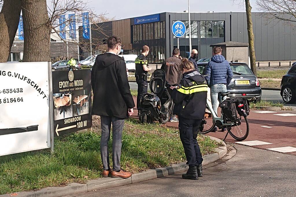 Scooterrijder gewond bij botsing met personenauto