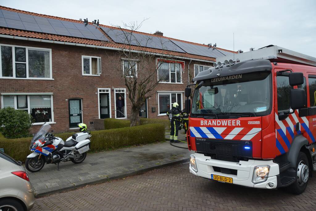 Brandweer doet controle na vermoedelijke brand in woning