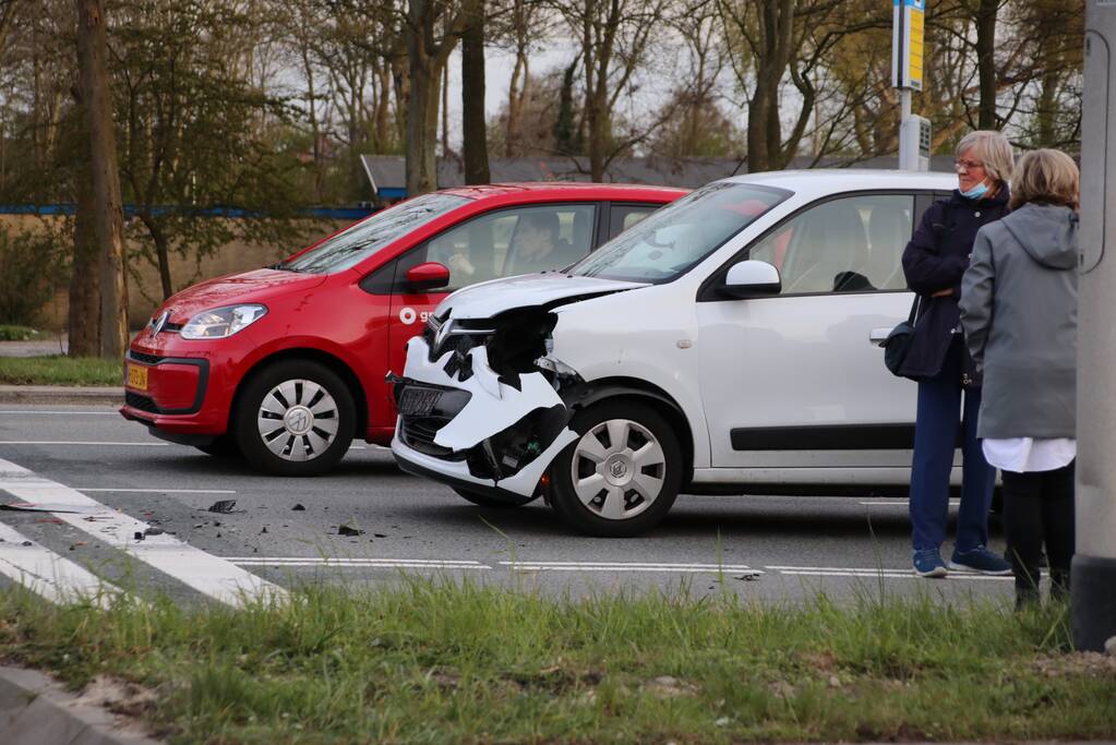 Veel schade na kop-staart botsing tussen twee personenauto