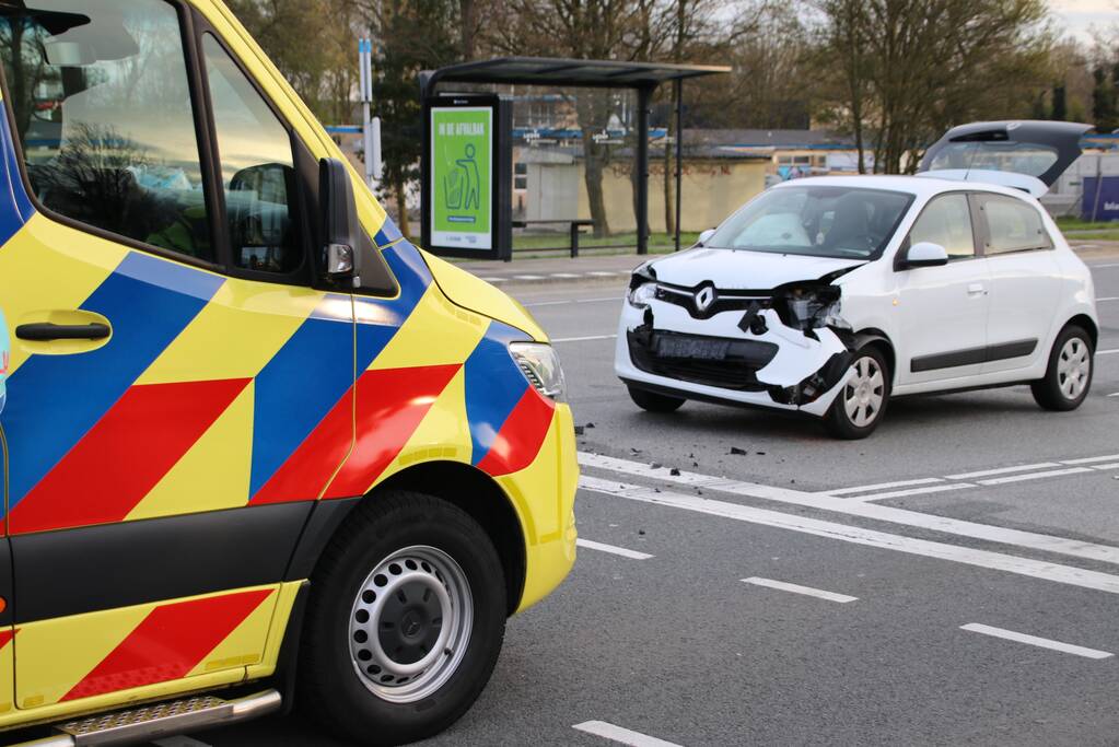 Veel schade na kop-staart botsing tussen twee personenauto