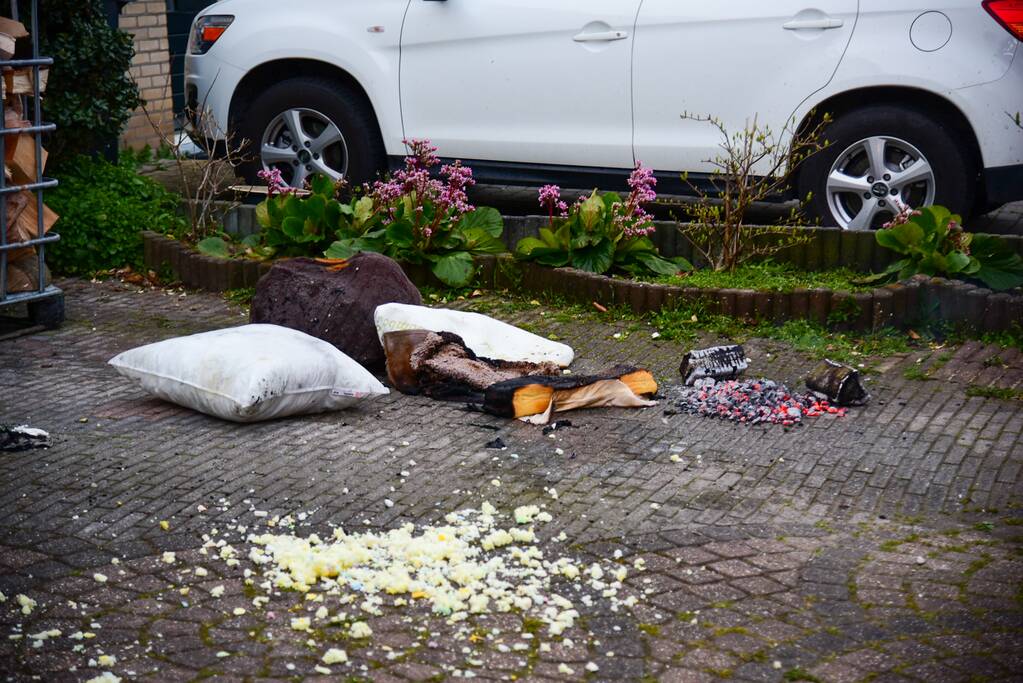 Brandweer blust stukken hout door brand in schoorsteen