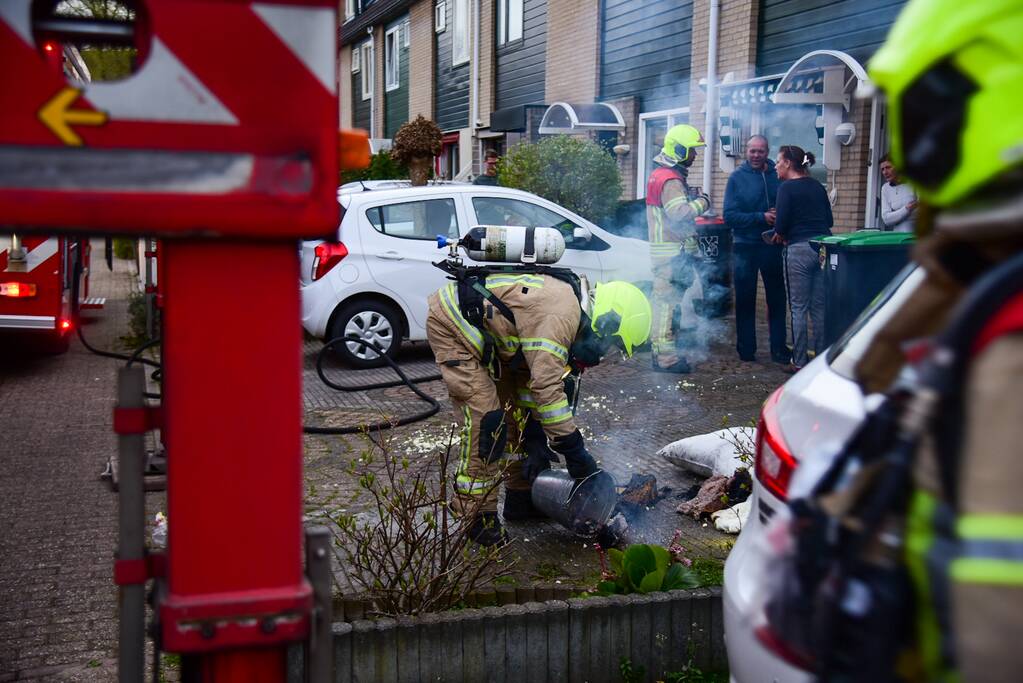 Brandweer blust stukken hout door brand in schoorsteen