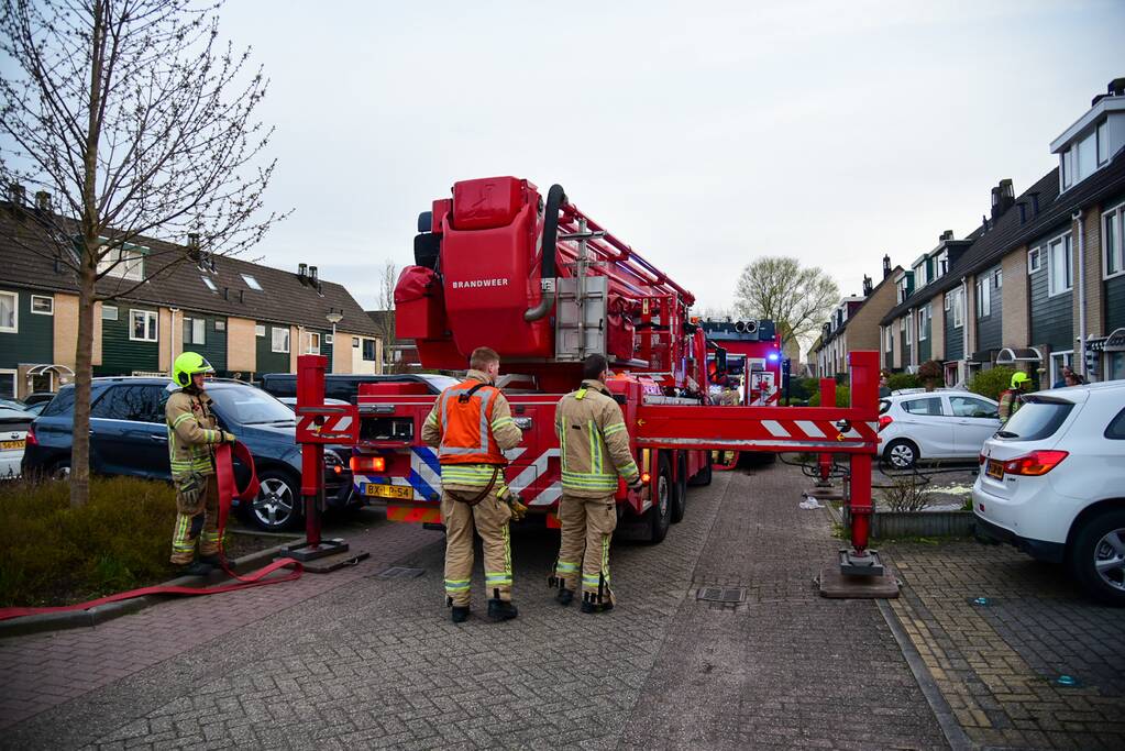Brandweer blust stukken hout door brand in schoorsteen