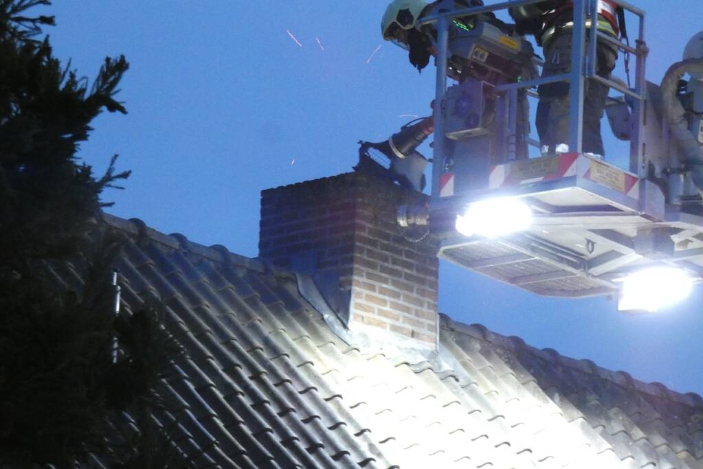 Brandweer veegt schoorsteen na schoorsteenbrand