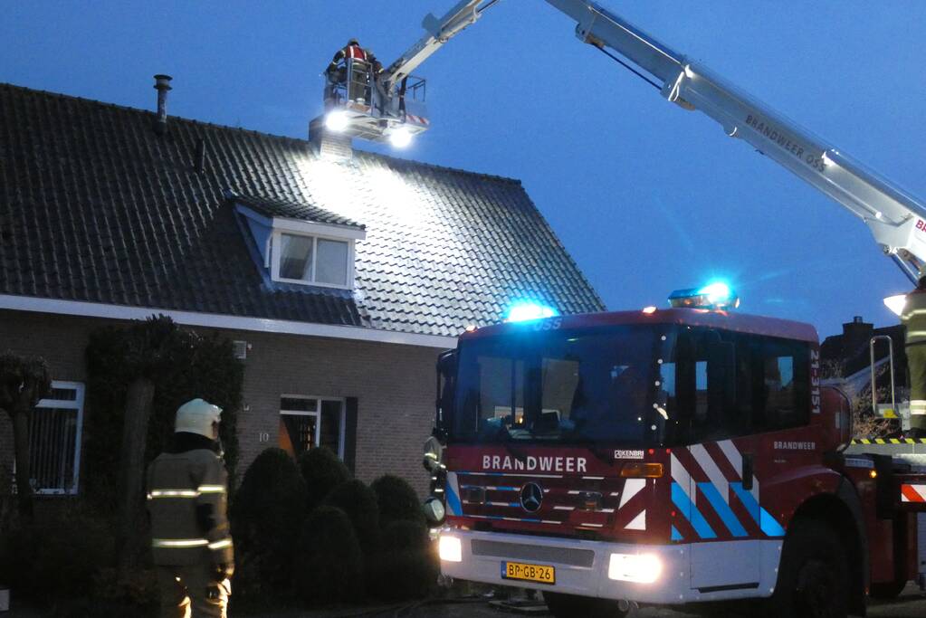 Brandweer veegt schoorsteen na schoorsteenbrand