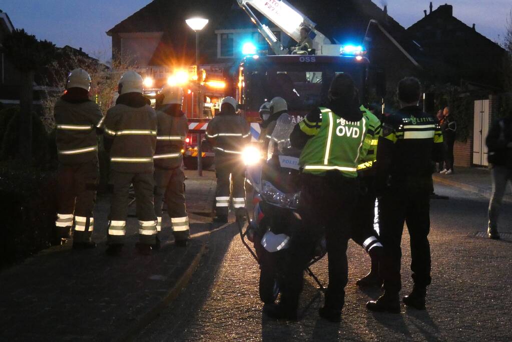 Brandweer veegt schoorsteen na schoorsteenbrand