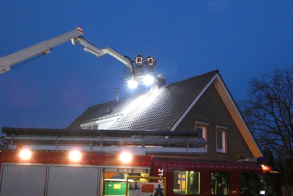 Brandweer veegt schoorsteen na schoorsteenbrand
