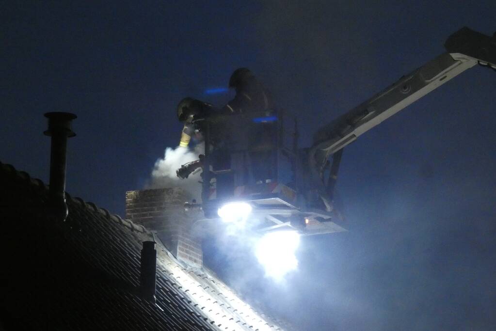 Brandweer veegt schoorsteen na schoorsteenbrand