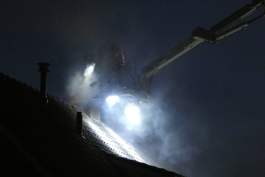 Brandweer veegt schoorsteen na schoorsteenbrand