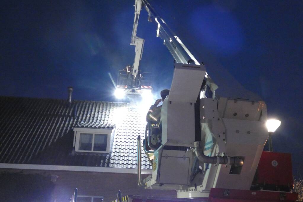 Brandweer veegt schoorsteen na schoorsteenbrand