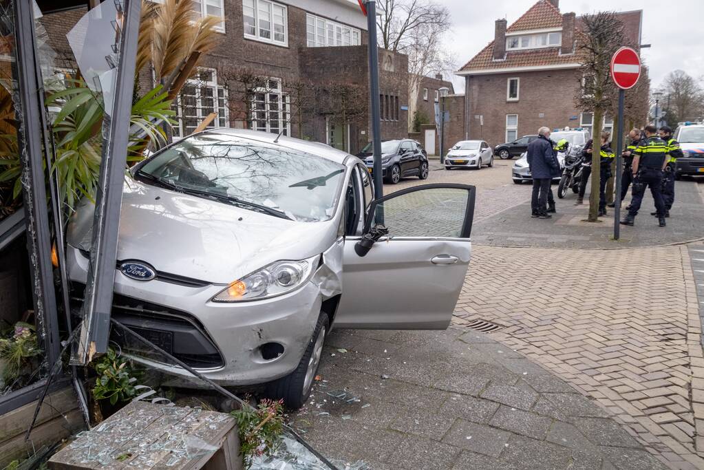 Automobilist rijdt bloemenwinkel La Bougain Villa binnen
