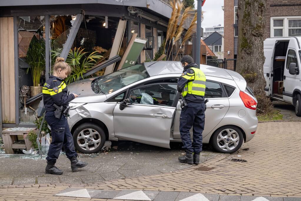 Automobilist rijdt bloemenwinkel La Bougain Villa binnen