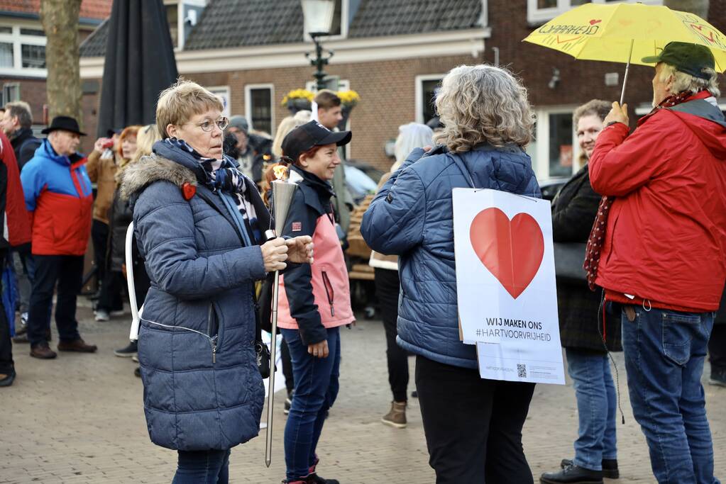 Fakkeltocht tegen coronabeleid en voor het vertrek van Mark Rutte