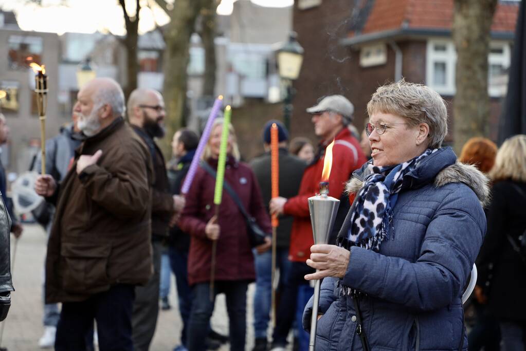 Fakkeltocht tegen coronabeleid en voor het vertrek van Mark Rutte