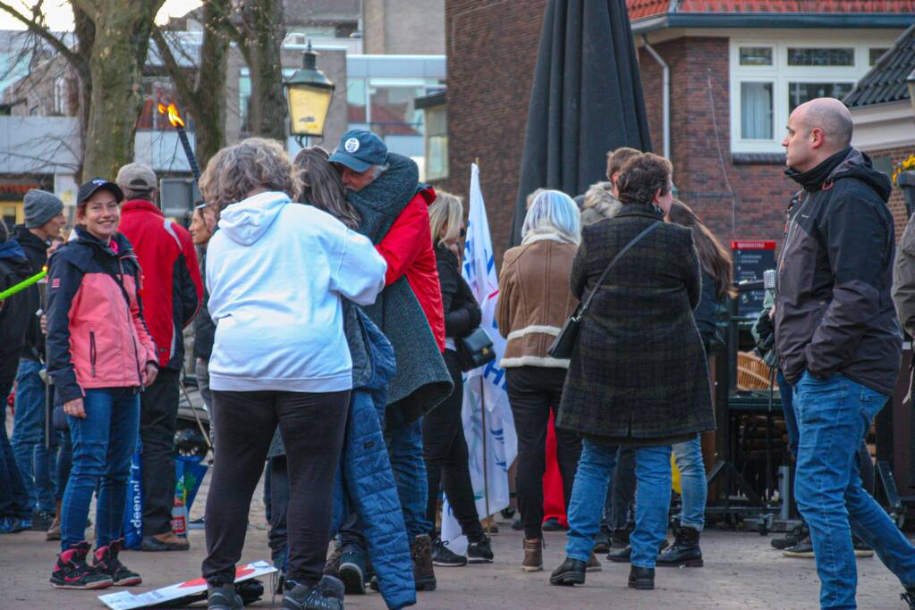 Fakkeltocht tegen coronabeleid en voor het vertrek van Mark Rutte
