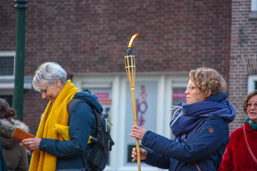 Fakkeltocht tegen coronabeleid en voor het vertrek van Mark Rutte