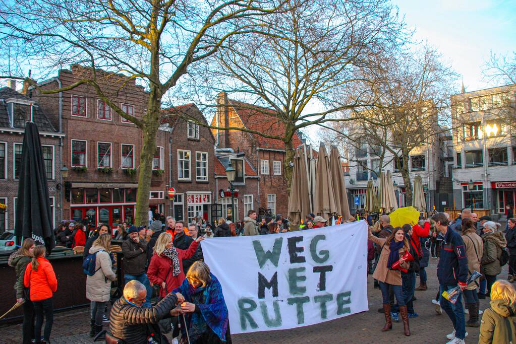 Fakkeltocht tegen coronabeleid en voor het vertrek van Mark Rutte