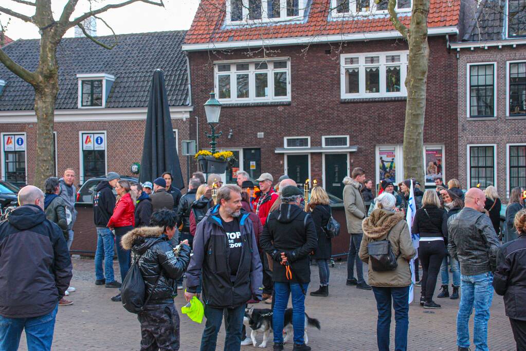Fakkeltocht tegen coronabeleid en voor het vertrek van Mark Rutte