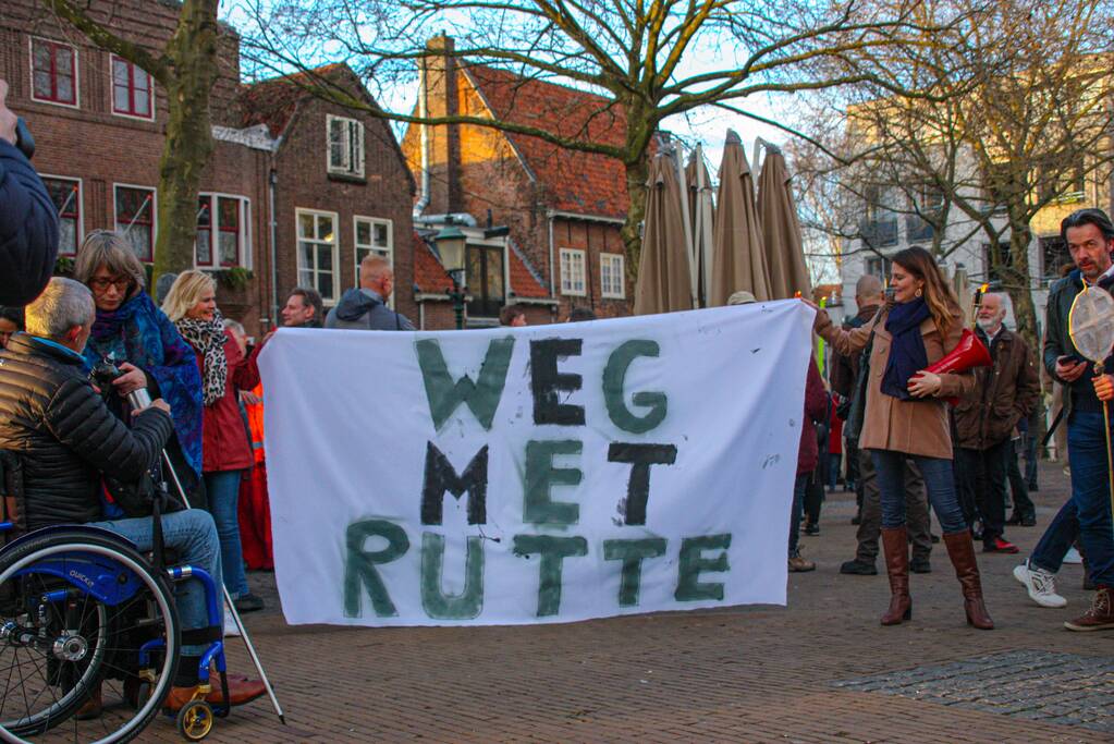 Fakkeltocht tegen coronabeleid en voor het vertrek van Mark Rutte