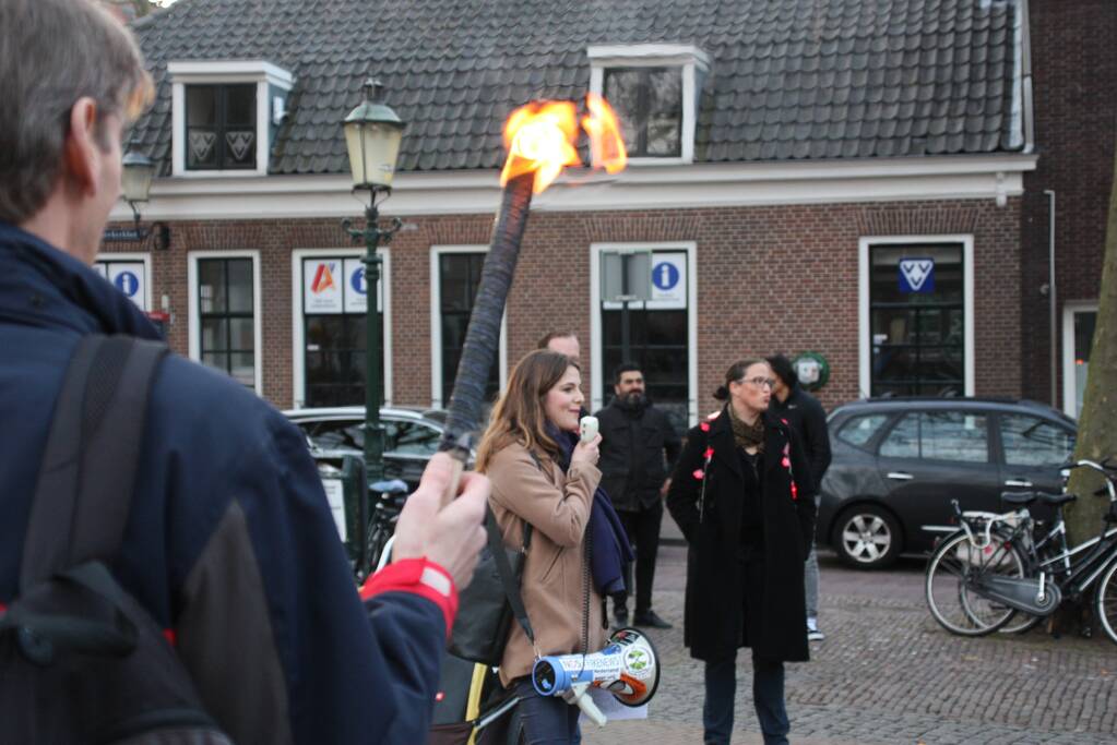 Fakkeltocht tegen coronabeleid en voor het vertrek van Mark Rutte