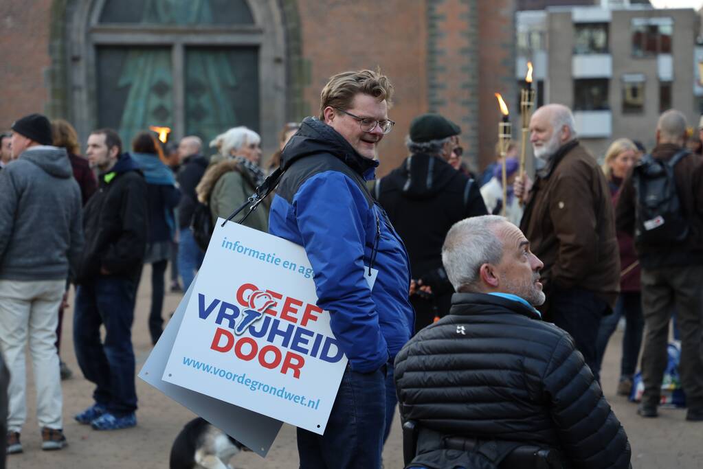 Fakkeltocht tegen coronabeleid en voor het vertrek van Mark Rutte