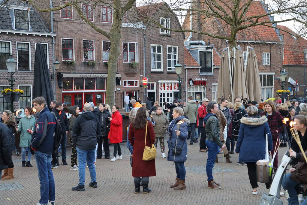 Fakkeltocht tegen coronabeleid en voor het vertrek van Mark Rutte