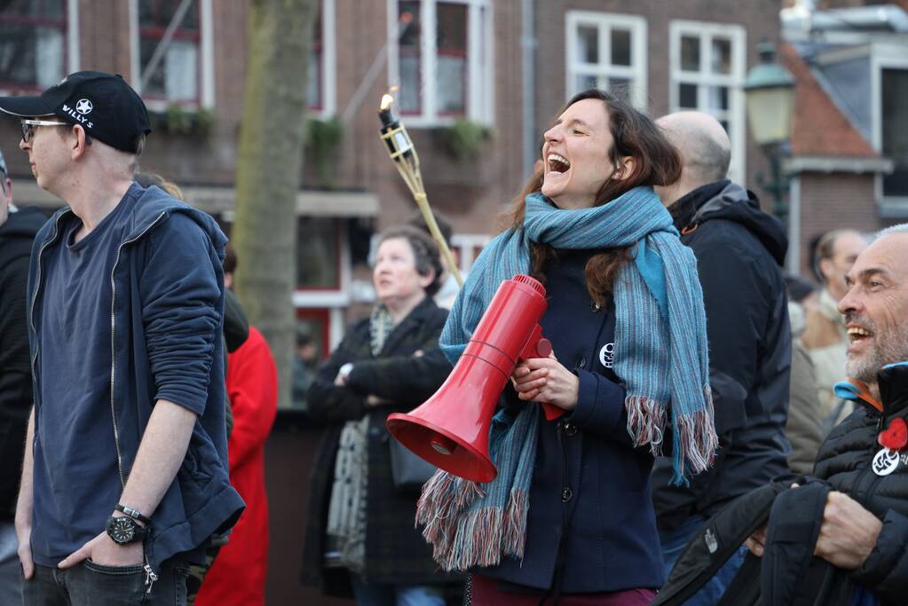 Fakkeltocht tegen coronabeleid en voor het vertrek van Mark Rutte