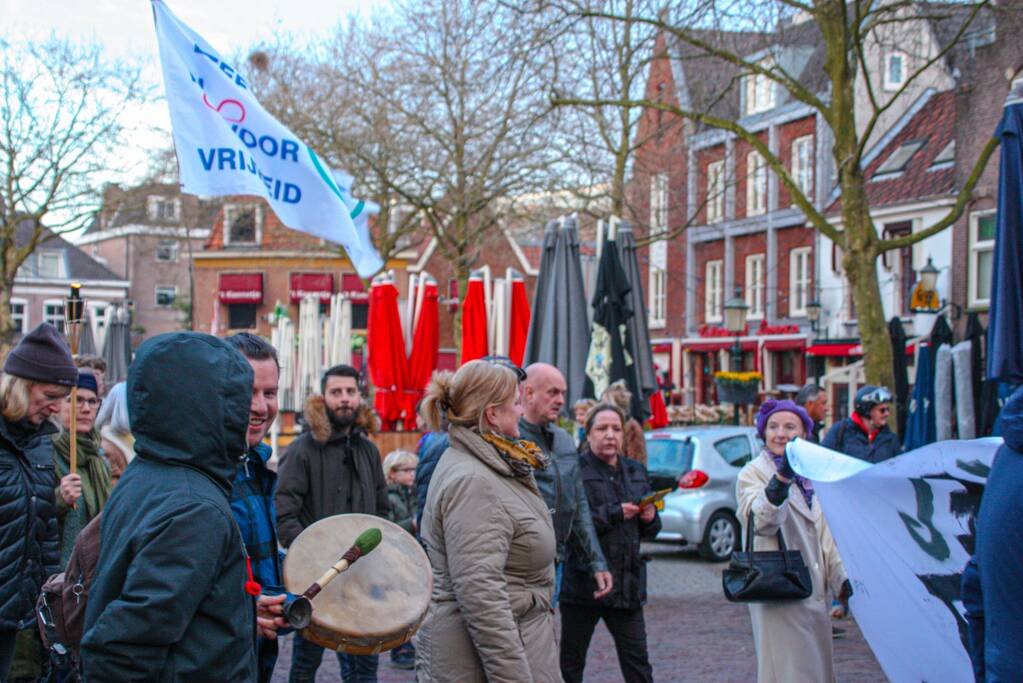 Fakkeltocht tegen coronabeleid en voor het vertrek van Mark Rutte