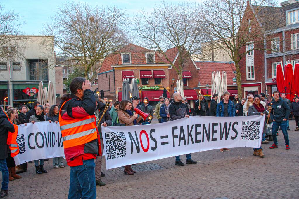 Fakkeltocht tegen coronabeleid en voor het vertrek van Mark Rutte