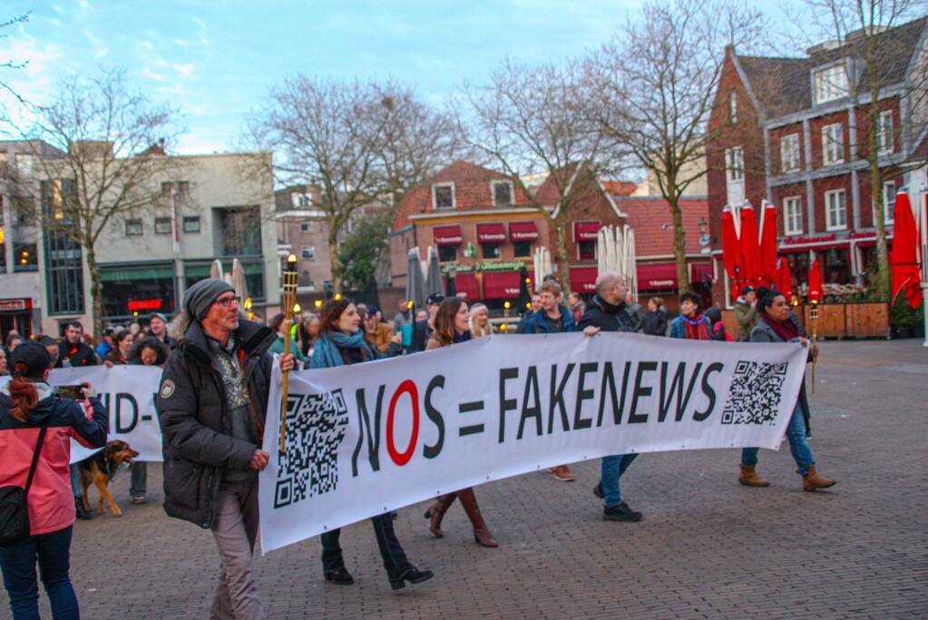 Fakkeltocht tegen coronabeleid en voor het vertrek van Mark Rutte