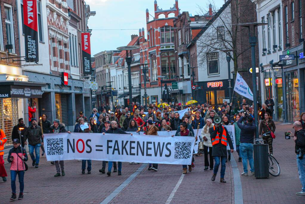 Fakkeltocht tegen coronabeleid en voor het vertrek van Mark Rutte
