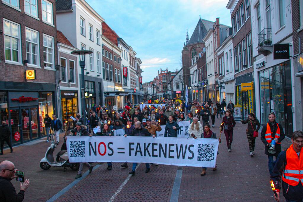 Fakkeltocht tegen coronabeleid en voor het vertrek van Mark Rutte