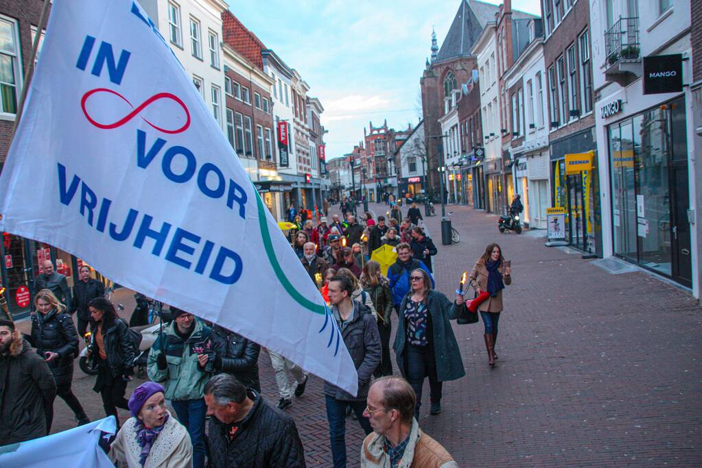 Fakkeltocht tegen coronabeleid en voor het vertrek van Mark Rutte