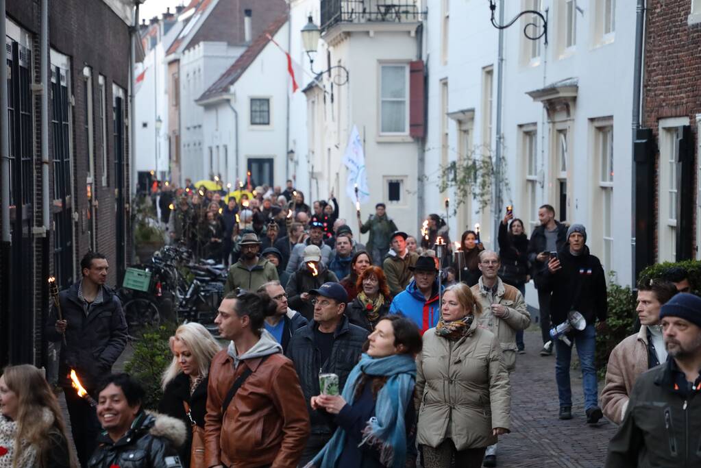 Fakkeltocht tegen coronabeleid en voor het vertrek van Mark Rutte