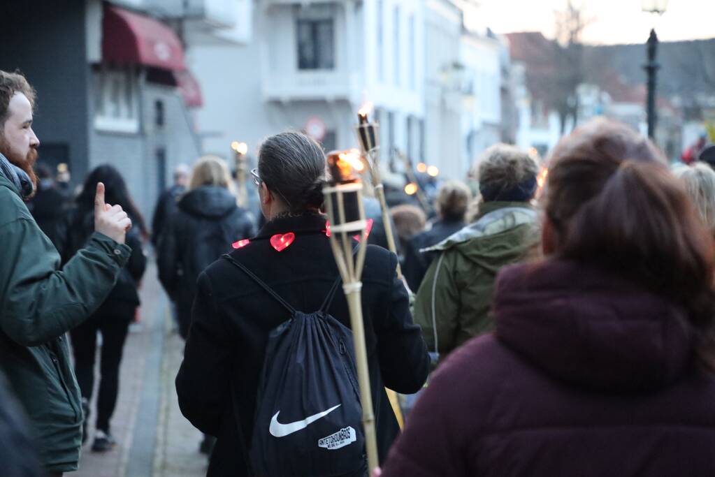 Fakkeltocht tegen coronabeleid en voor het vertrek van Mark Rutte