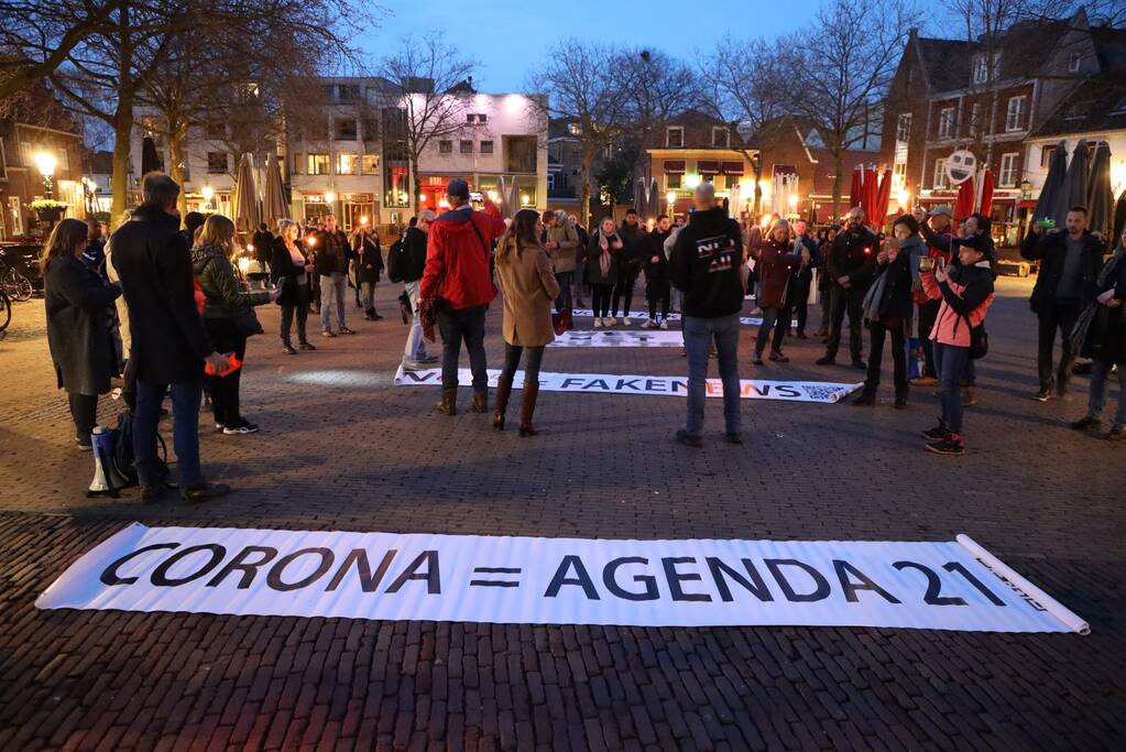 Fakkeltocht tegen coronabeleid en voor het vertrek van Mark Rutte