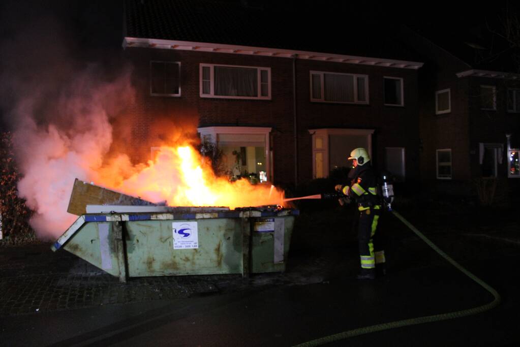 Brand in container met bouwafval