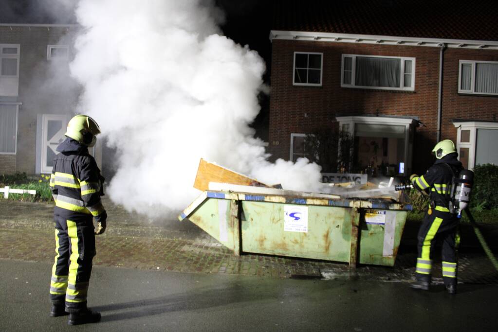 Brand in container met bouwafval