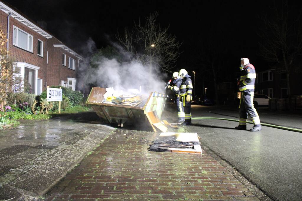 Brand in container met bouwafval