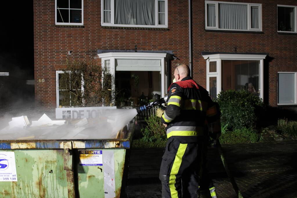 Brand in container met bouwafval