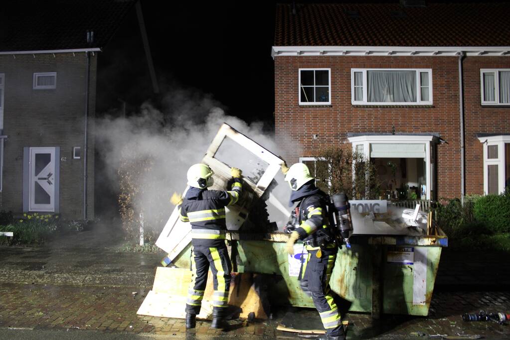Brand in container met bouwafval