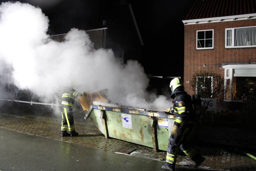 Brand in container met bouwafval