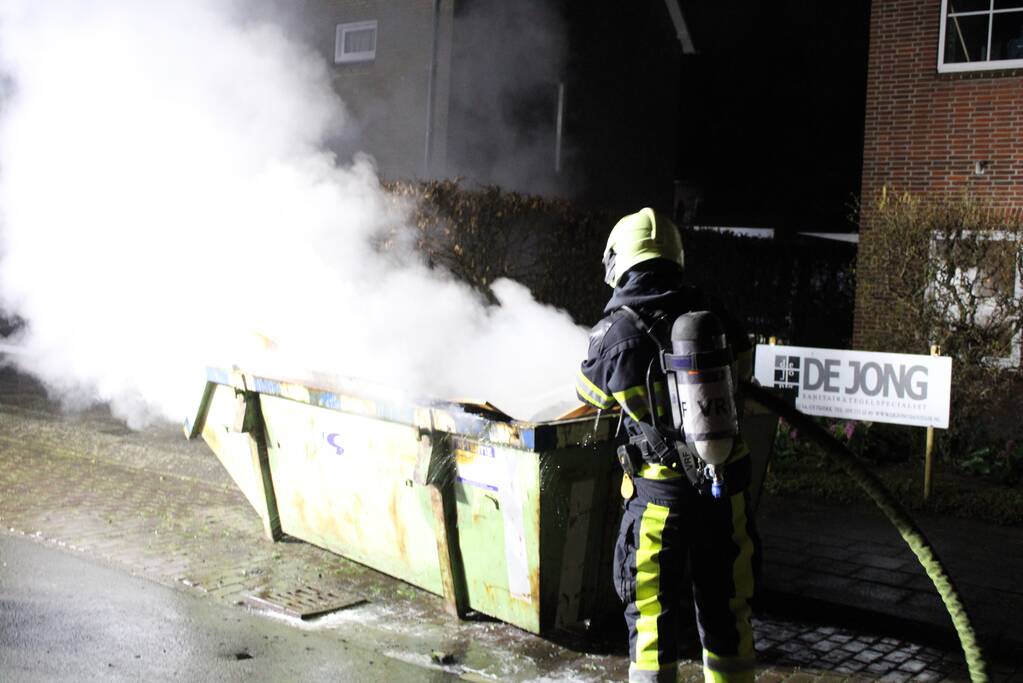 Brand in container met bouwafval