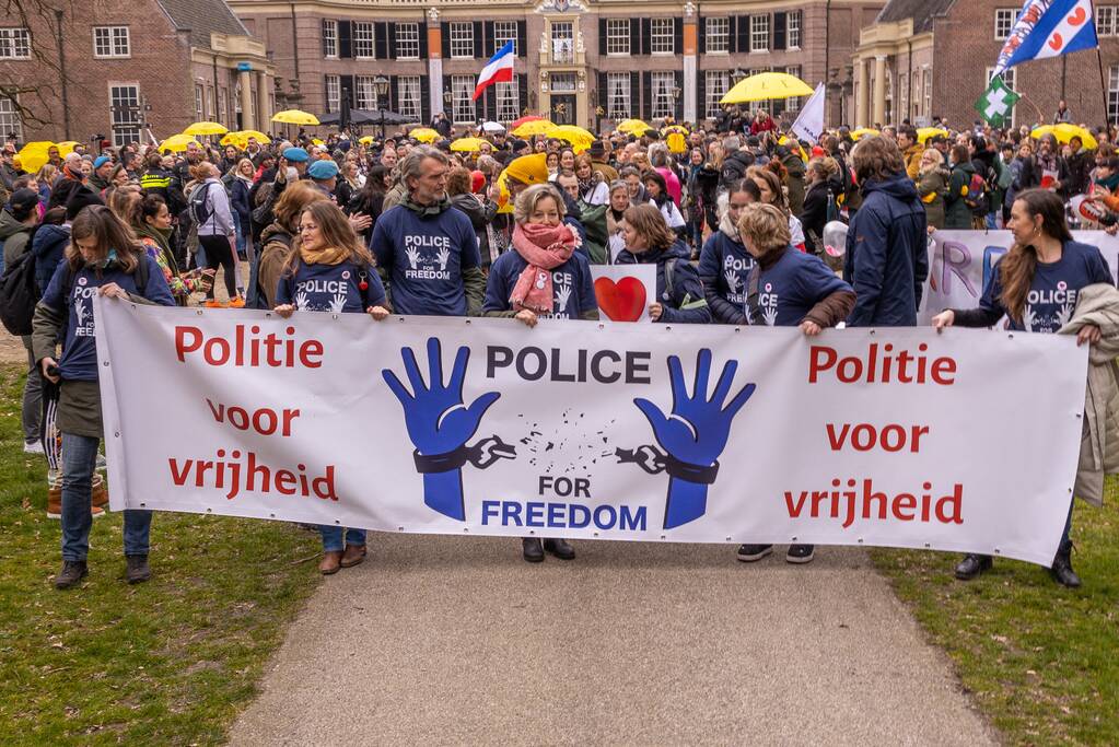 Demonstratie Kasteel Groeneveld tegen coronabeleid