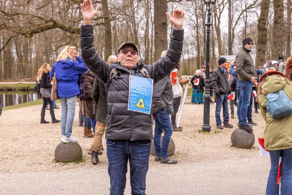 Demonstratie Kasteel Groeneveld tegen coronabeleid