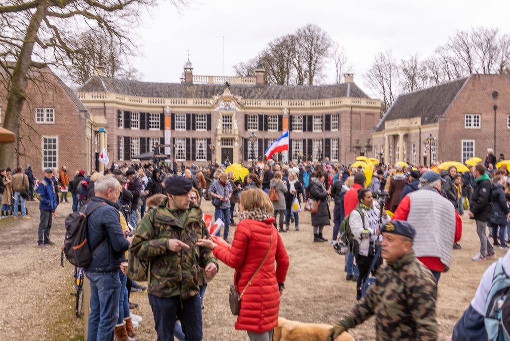 Demonstratie Kasteel Groeneveld tegen coronabeleid