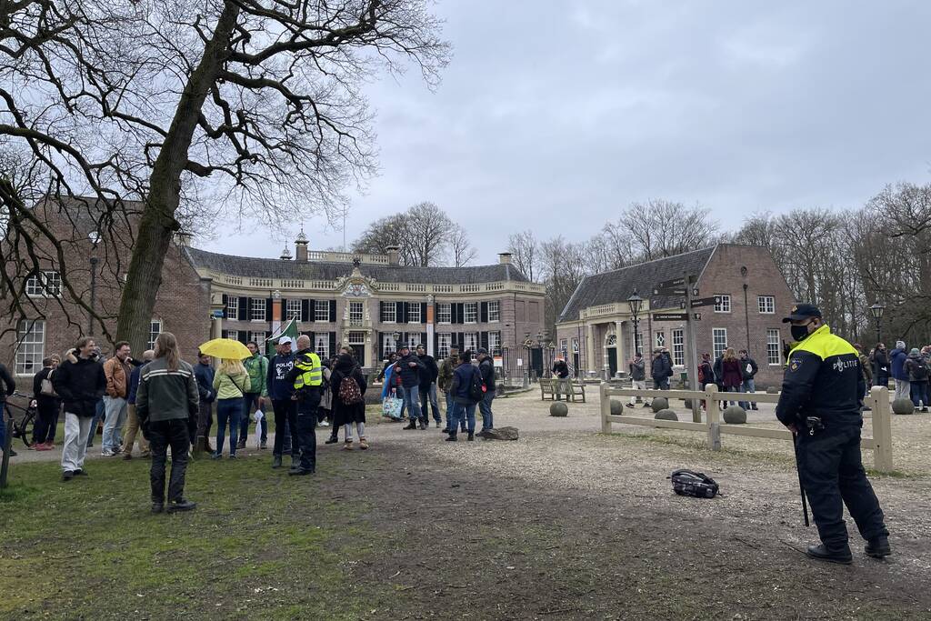 Demonstratie Kasteel Groeneveld tegen coronabeleid