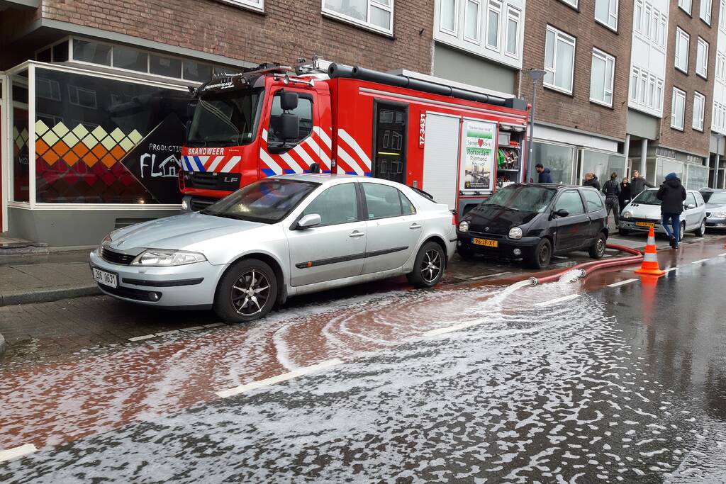 Brandweer pompt volgelopen kelder leeg